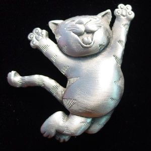 🆕 ‘Joyful Cat Jumping’ Pin Brooch